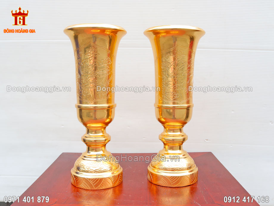 Đôi ống hương được đặt 2 bên trong cùng của bàn thờ cúng